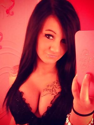 Camwhoring heavy-chested chick shows off her sexy body